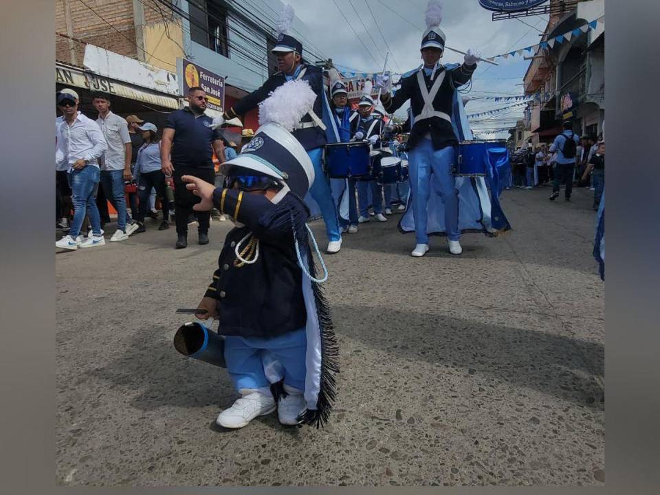 El pasado 15 de septiembre se vivió una jornada cívica en todo el país, gracias a los desfiles patrios que se realizaron en honor de la independencia de Honduras. En ese sentido, muchos estudiantes desfilaron luciendo sus mejores galas para celebrar el 203 aniversario. Pero, uno de los educandos que llamó la atención fue Cristian “El Chaparro”, del Instituto Cosme García C, de Danlí.