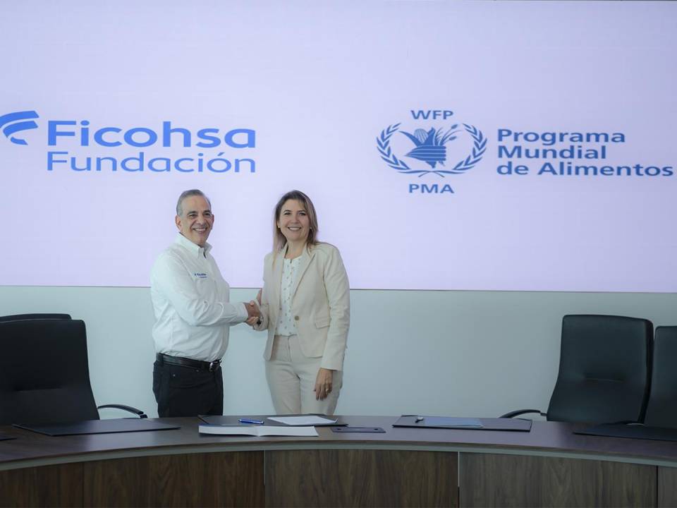 <i>Juan Carlos Atala Faraj presidente de Fundación Ficohsa y Stephanie Hochstetter Directora y Representante del PMA, estrechando sus manos en señal de compromiso con la educación y alimentación infantil.</i>
