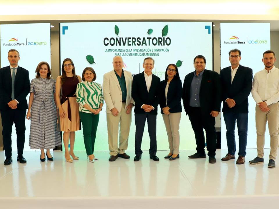 Representantes de Fundación Terra, USAID y AMITIGRA presentes en la firma de los acuerdos y el conversatorio.