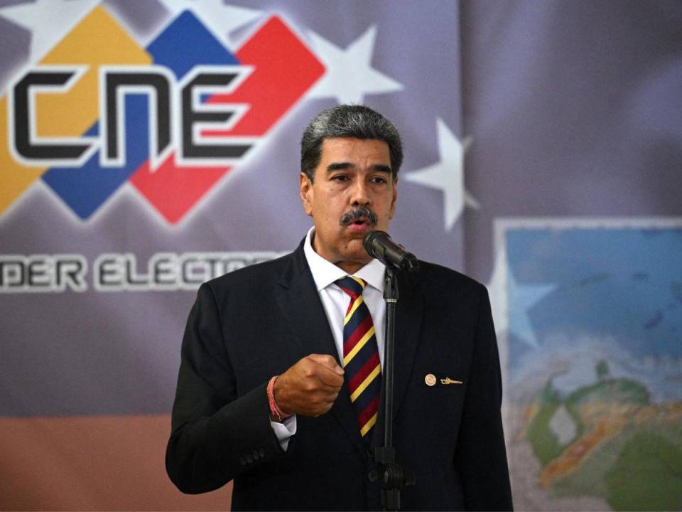 Nicolás Maduro, presentándose como el garante de la paz, amenaza con una insurrección militar ante una posible derrota.
