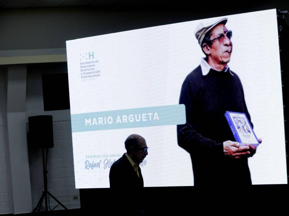 Mario Argueta, escritor e historiador especializado en la historia contemporánea de Honduras, recibiendo el galardón en el acto.
