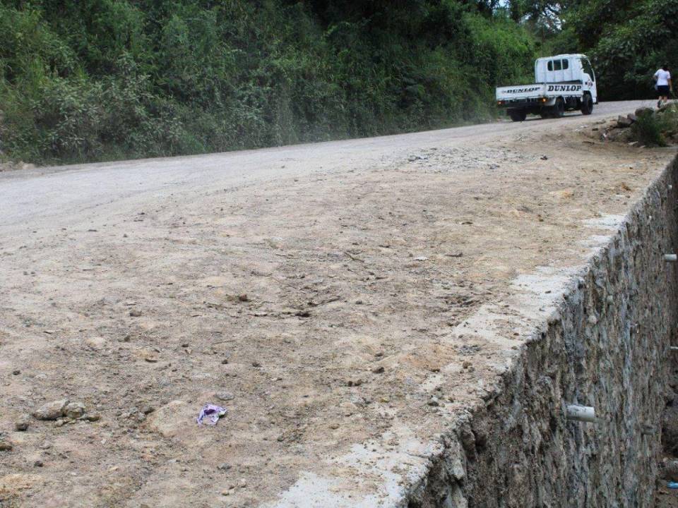 Con estos muros se evitan riesgos de deslizamientos del tramo carretero, mejorando la estabilidad de la vía alterna.