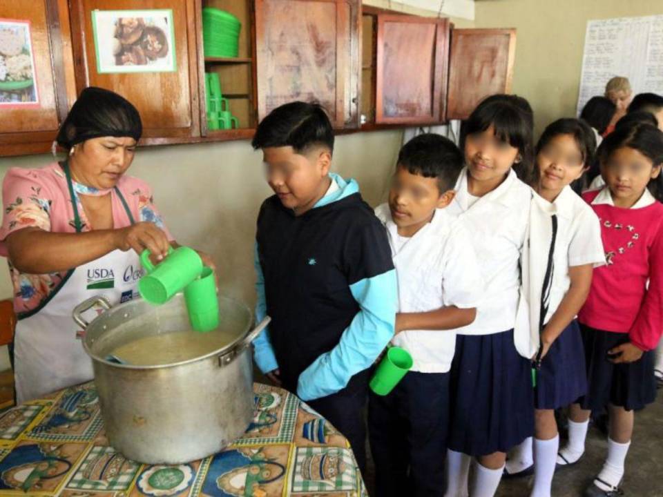 En el departamento de Intibucá los alumnos reciben alimentación completa: merienda y almuerzo con proteína y vegetales.