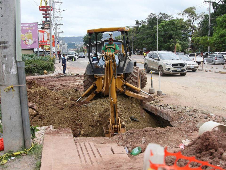 La maquinaria realiza los trabajos para tapar la calle que abrieron para realizar las obras de reparación de la tubería.