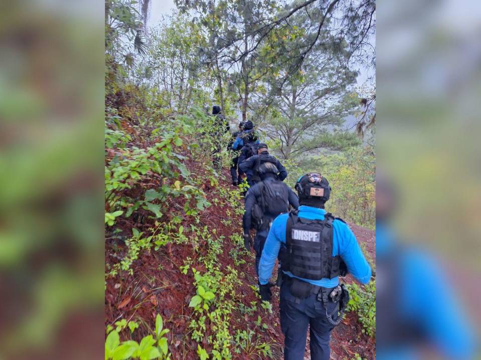 Miembros de la Policía Nacional encontraron los cuerpos de los jóvenes en un lugar montañoso al que solo se llega caminando durante varias horas.
