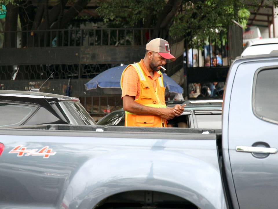 De manera ilegal, varias personas cobran una tarifa a cada ciudadano por dejar su carro frente al IHSS de La Granja.