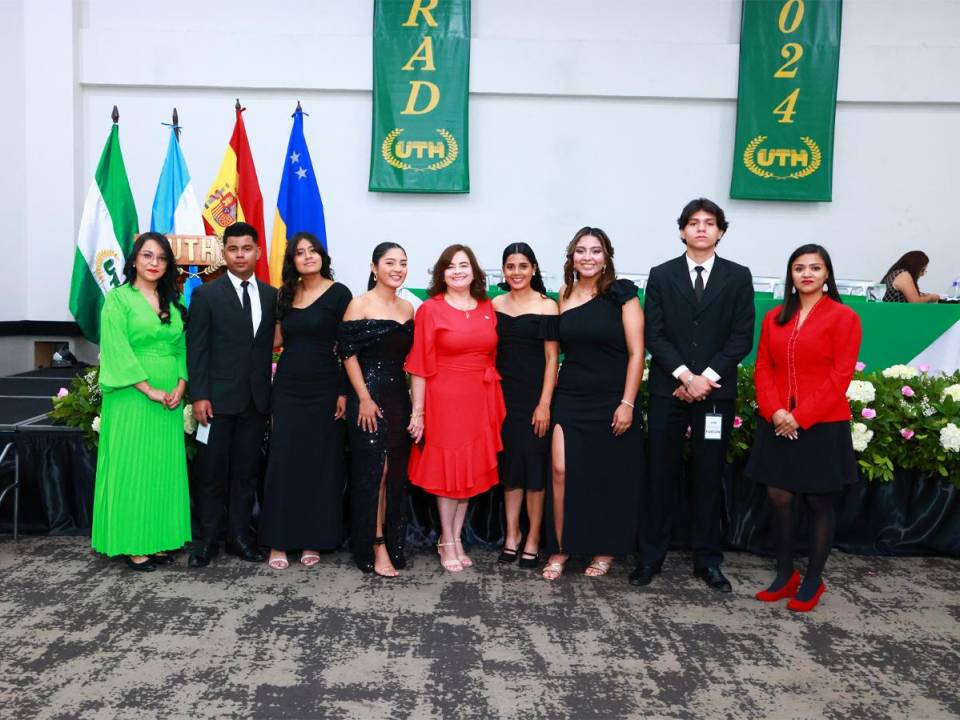 El evento de graduación reunió a más de 200 estudiantes, quienes celebraron el fin de su etapa universitaria y el inicio de nuevos desafíos profesionales.