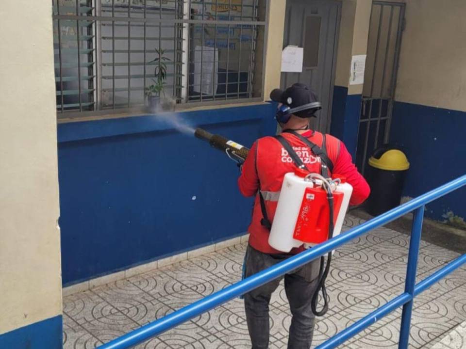 Los equipos de fumigación contra el dengue andan bien identificados con sus respectivos chalecos, gorras y carné de la Alcaldía Municipal.
