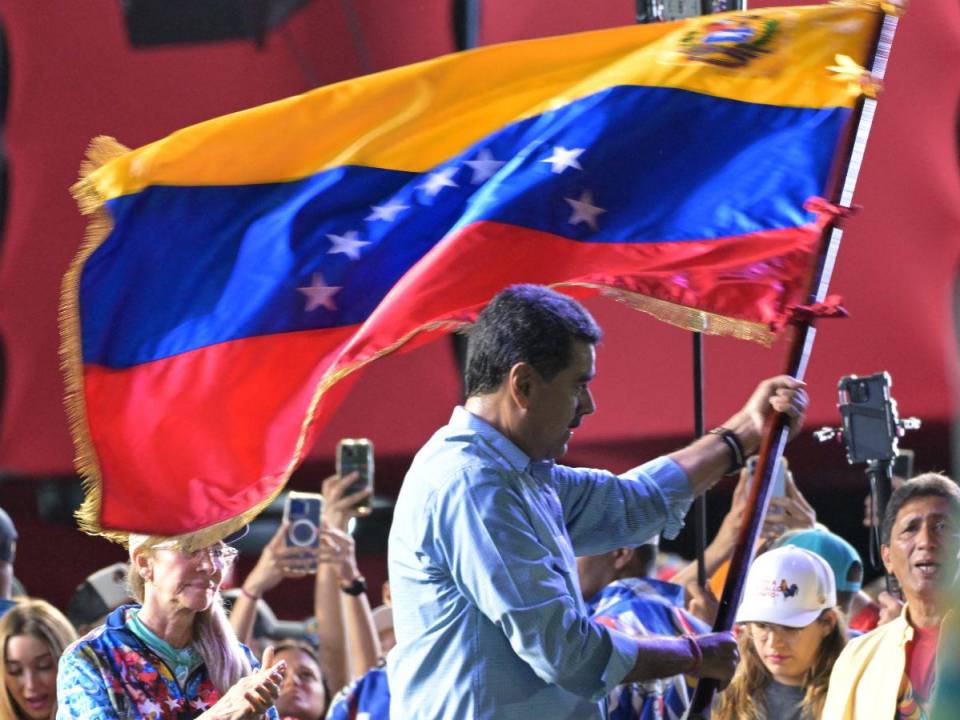 De 10 candidatos, el dictador izquierdista Nicolás Maduro se enfrenta a Edmundo Urrutia, aspirante respaldado por la líder María Corina Machado, ganadora de la primaria presidencial, pero inhabilitada.