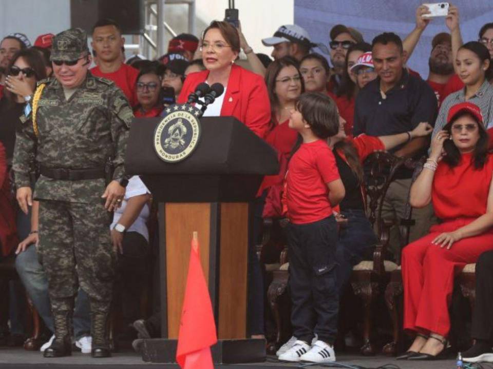 Momento en que la presidenta Xiomara Castro realiza su discurso durante la movilización de este sábado por parte de simpatizantes del partido Libre.