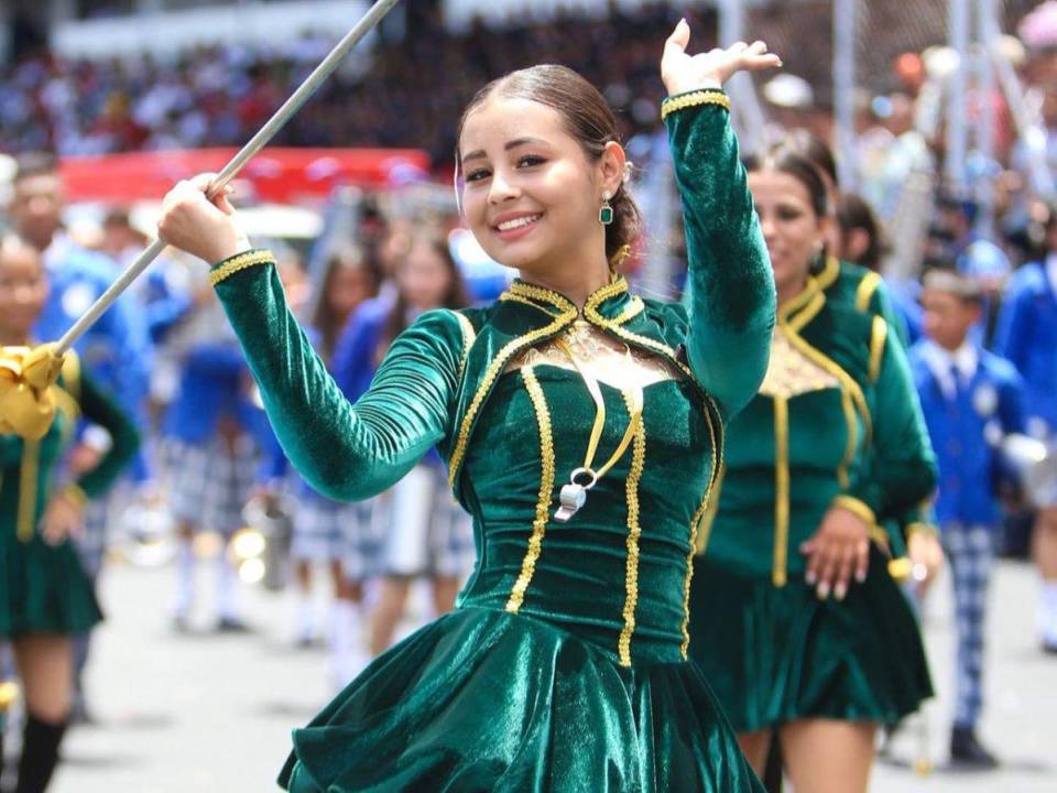 En su 203 aniversario de independencia patria, Honduras se viste de gala, al igual que las bellas palillonas que embellecerán las calles de la capital. Este 15 de septiembre, la hondureña Alessa Villatoro, una vez más, se figura como una de las favoritas para el público. Conoce más sobre ella aquí.