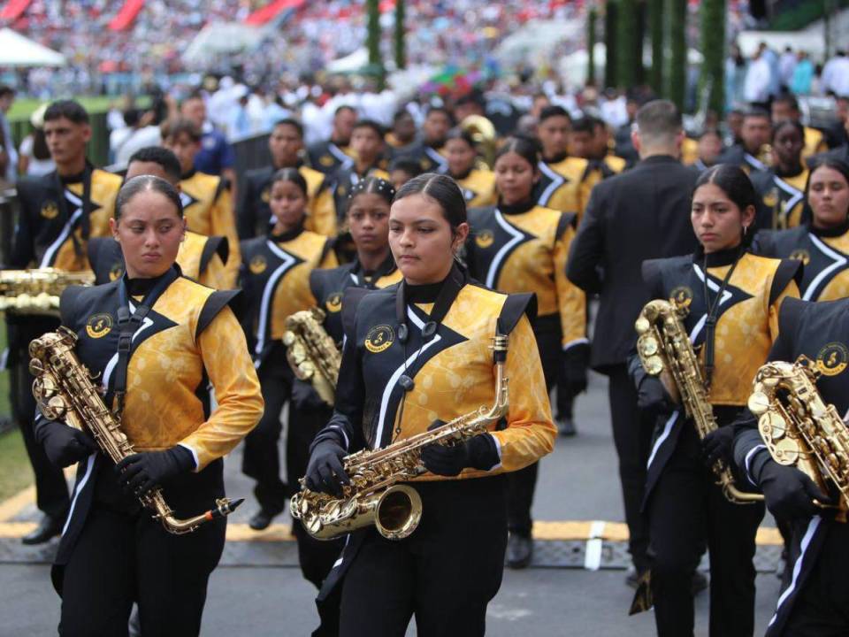 Con coloridos uniformes e imponentes instrumentos, la banda del Instituto Bethel de La Ceiba se hizo presente en el Estadio Nacional “Chelato” Uclés.