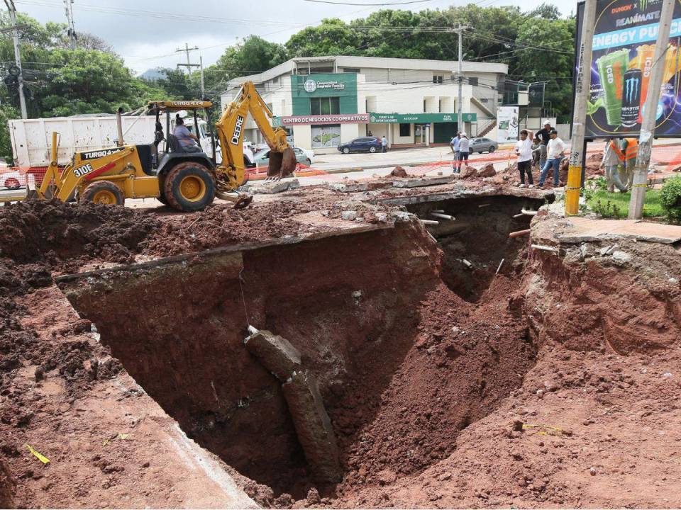 En la segunda entrada de Residencial Plaza y la Kennedy se realizaron las reparaciones en una tubería obstruida.