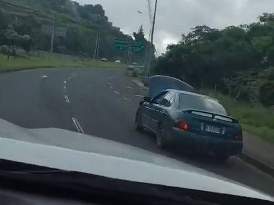 Hombre viaja en el tonó de un carro sin preocuparse por provocar un accidente.