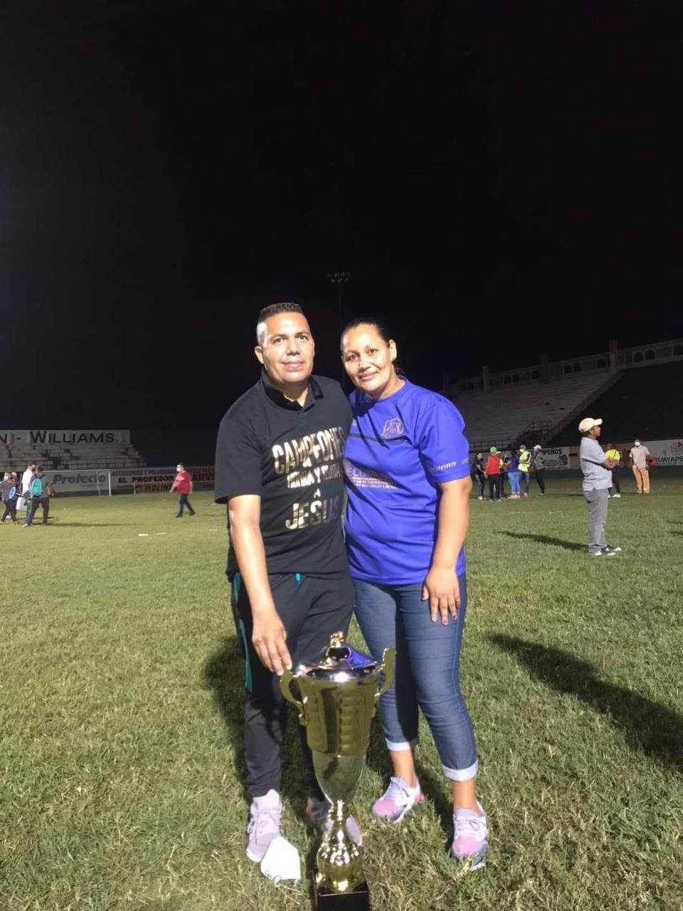 La ahora occisa junto a su esposo durante un evento deportivo realizado en Juticalpa.