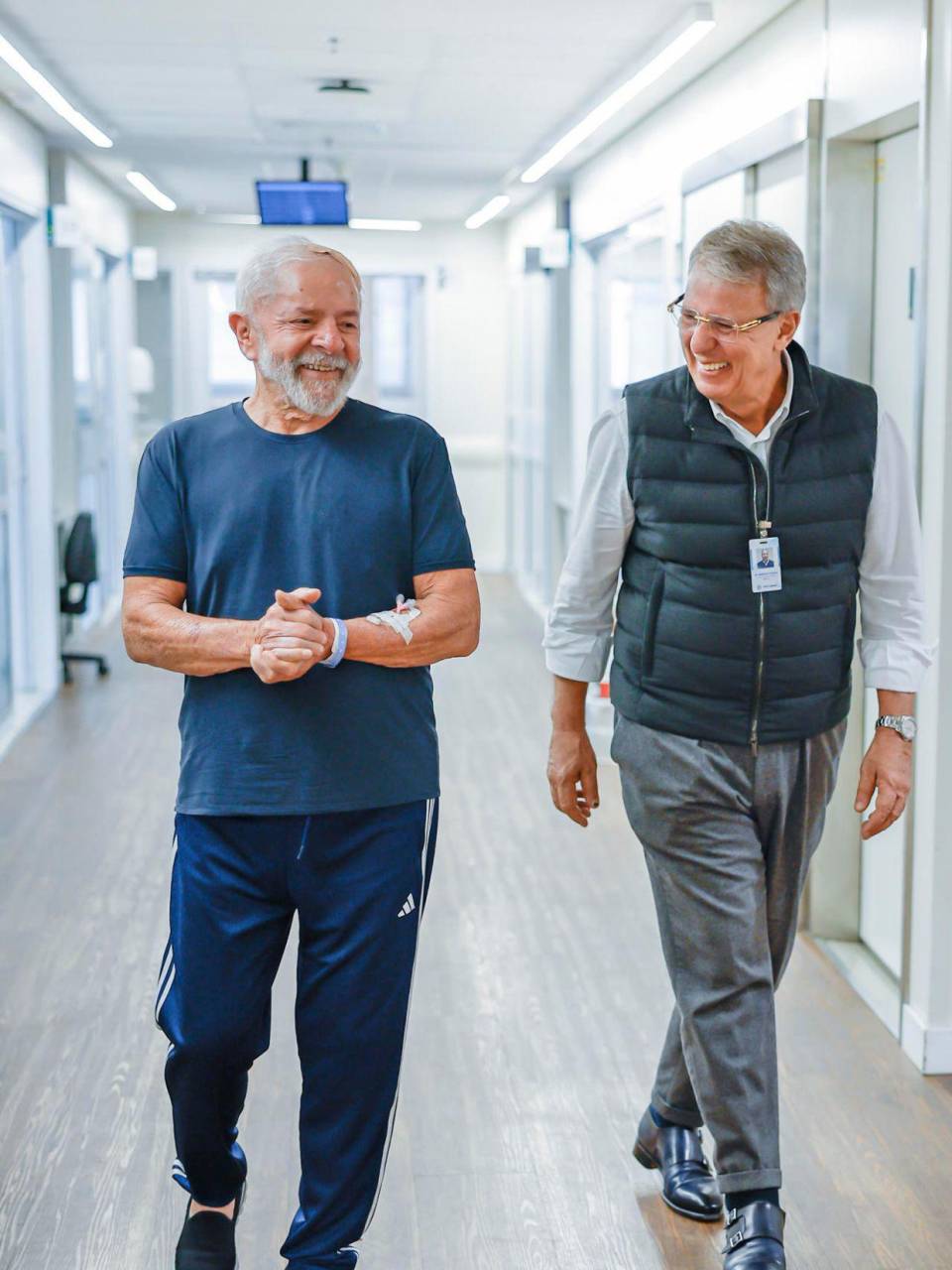 Fotografía proporcionada por la presidencia, que muestra al presidente caminando en el hospital junto a su médico de cabecera.