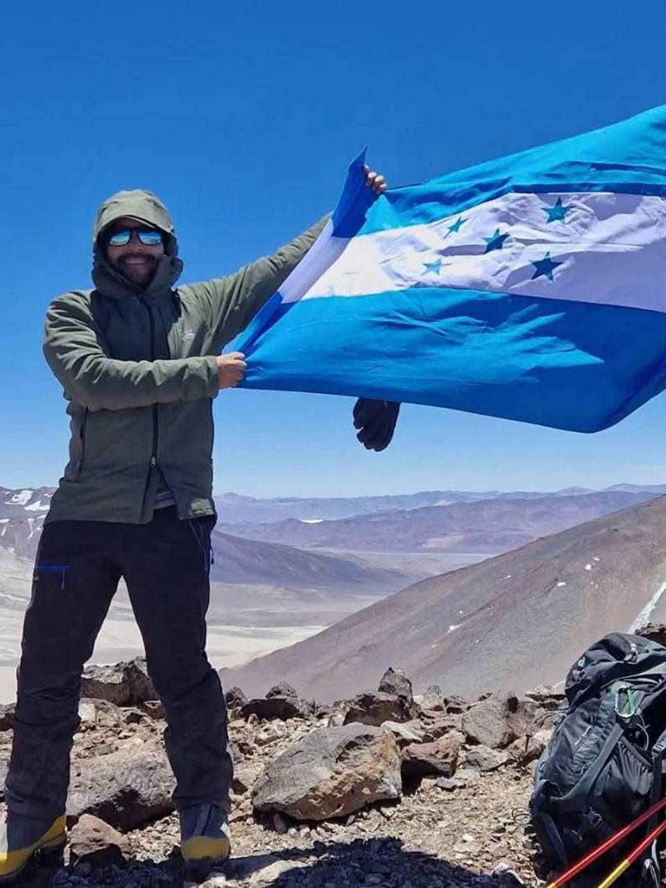 El hondureño Josué Medina conquista la cima del Cerro Vicuñas (6,087 msnm) en la Cordillera de Los Andes, Chile.