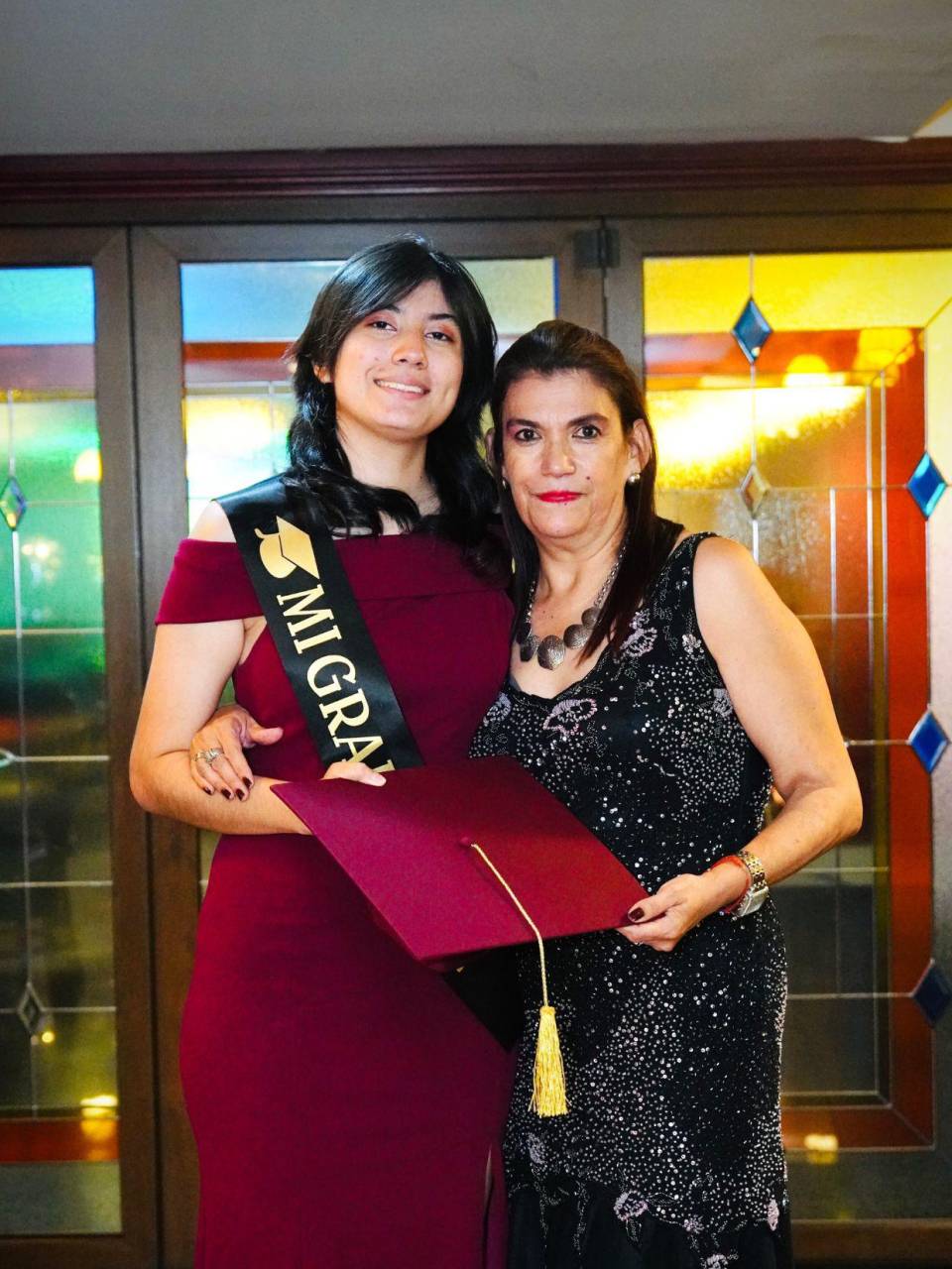 Issa María Castellanos Alvarado junto a su orgullosa madre Issa Alvarado.