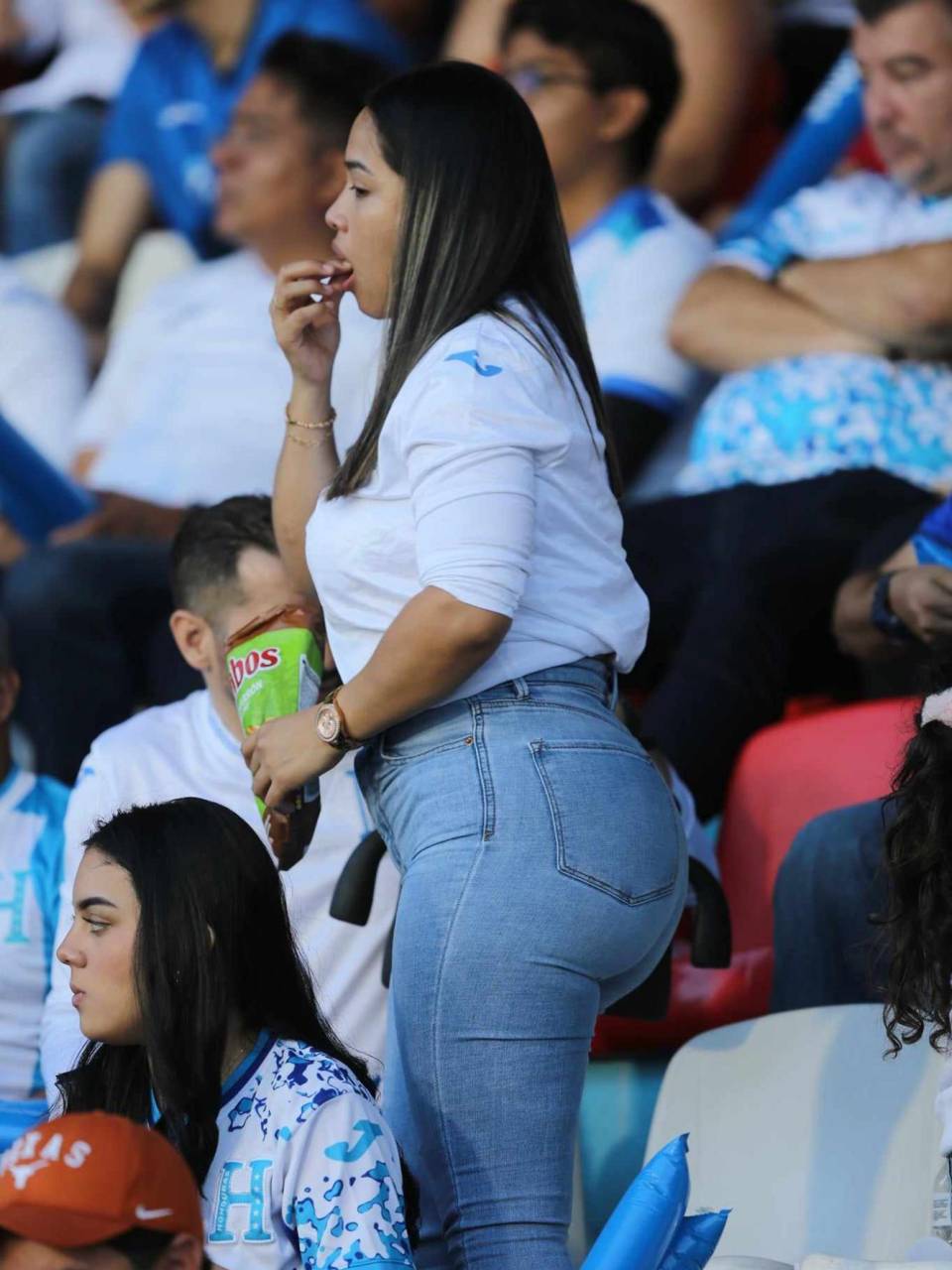 El Nacional se llenó de muchas bellas chicas por el Honduras-Cuba