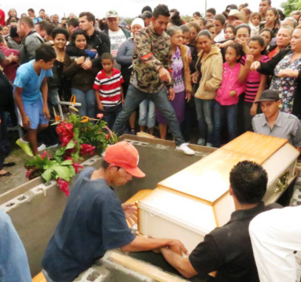 Consternación en sepelio de víctimas de tragedia