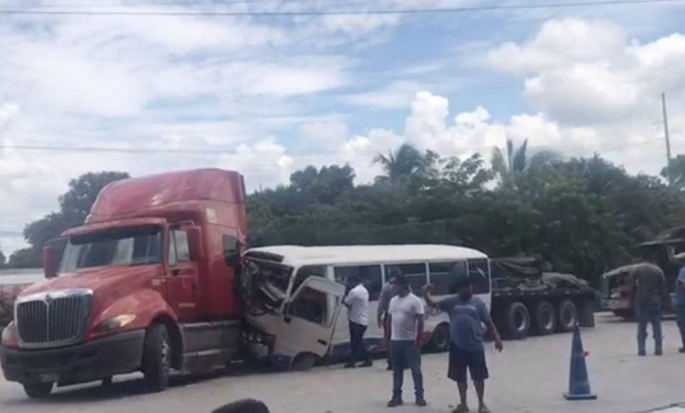 Personas atrapadas y más de 10 heridos: Fuertes imágenes del choque entre bus y rastra en Choloma