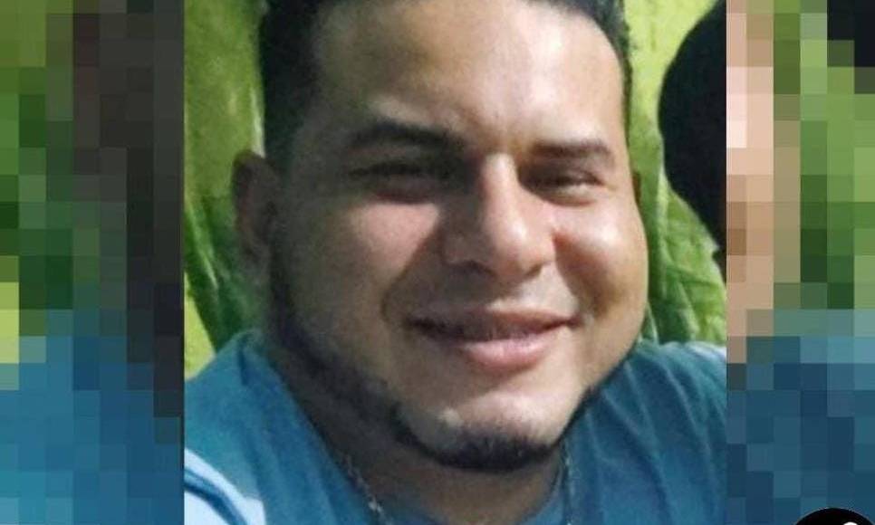 Hombre asesinado en barrio Medina iba esposado y se lanzó del vehículo