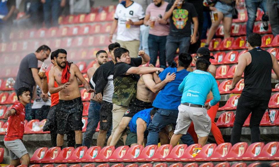 Las trágicas batallas campales entre barras y sanciones en la Liga MX