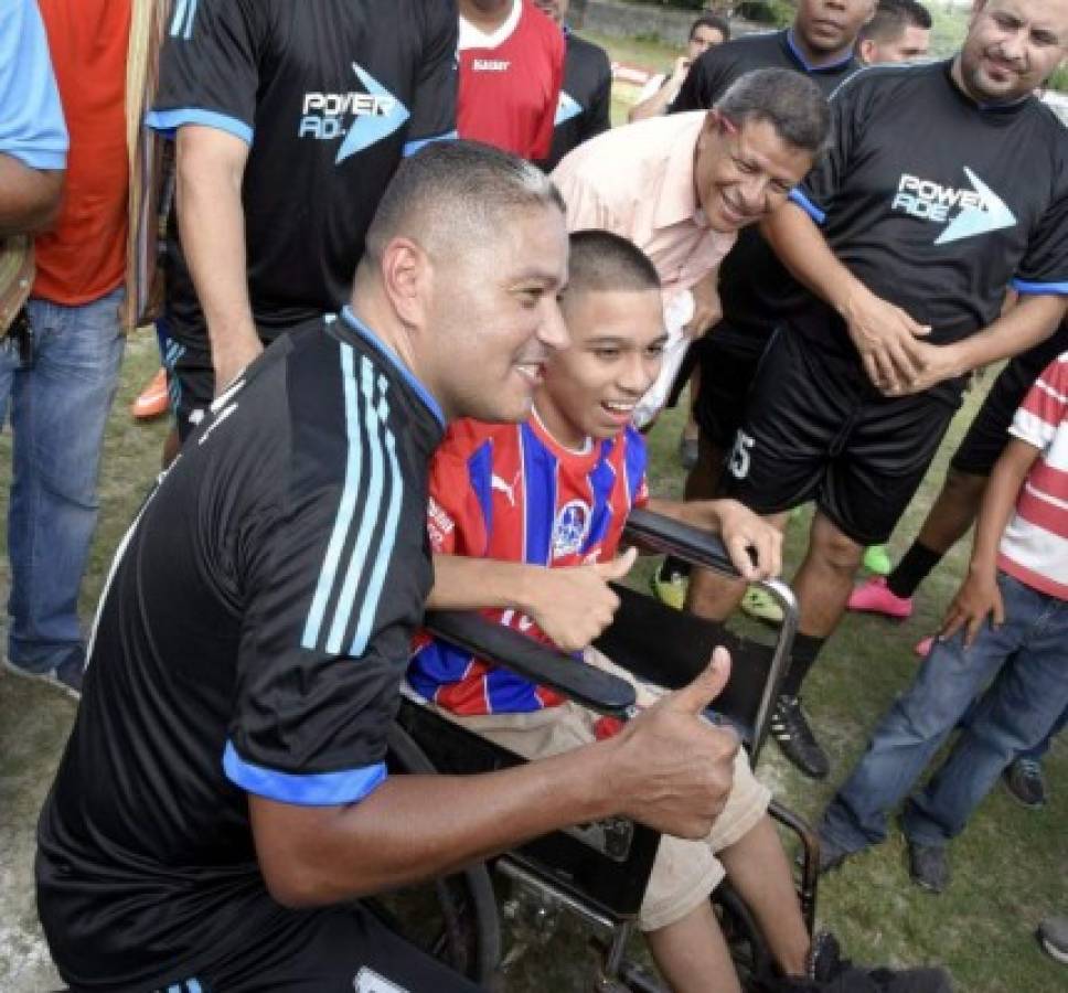 El 'Matador' Velásquez hace feliz a niño discapacitado