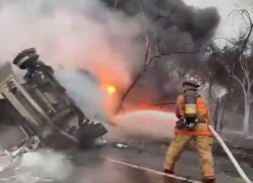 El pavoroso incendio de cisterna tras volcarse donde conductor quedó vivo de milagro