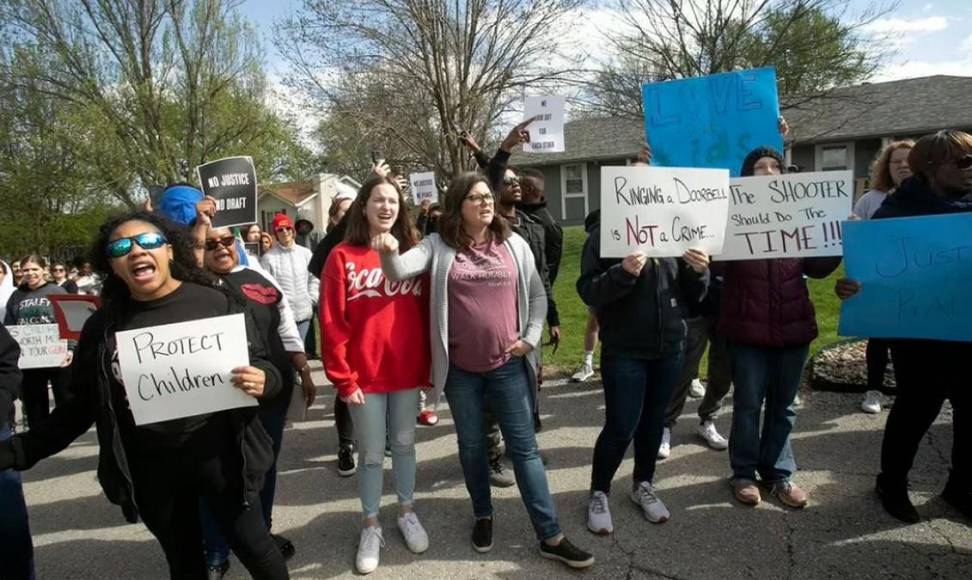 Menor tocó la puerta equivocada y recibió disparos: el nuevo caso de odio racial que indigna a Estados Unidos