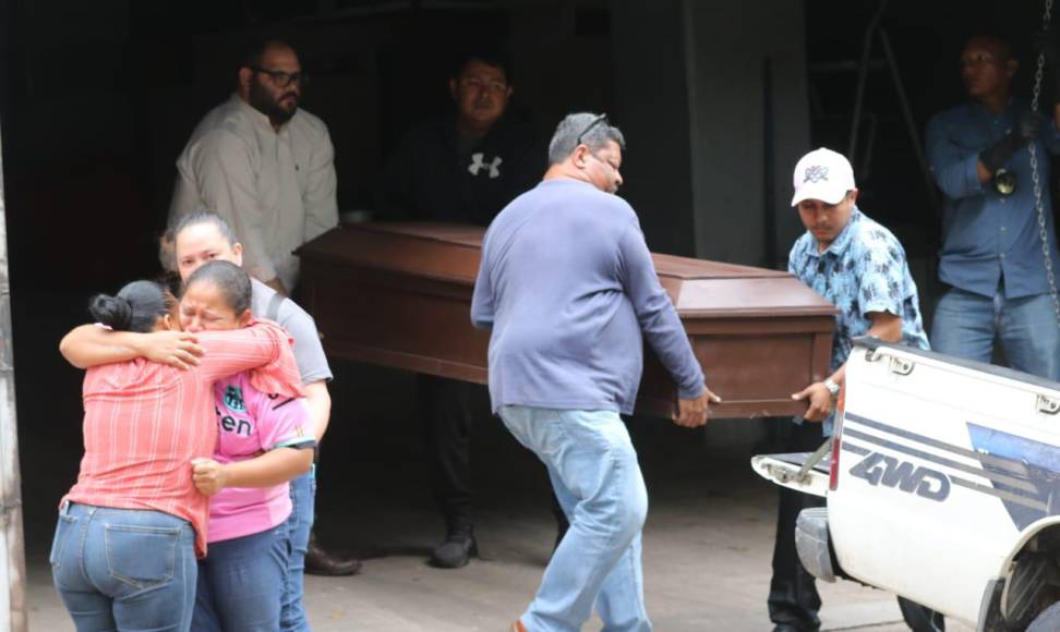Desconsolada madre de menor asesinado en Jalteva retira los restos de su hijo