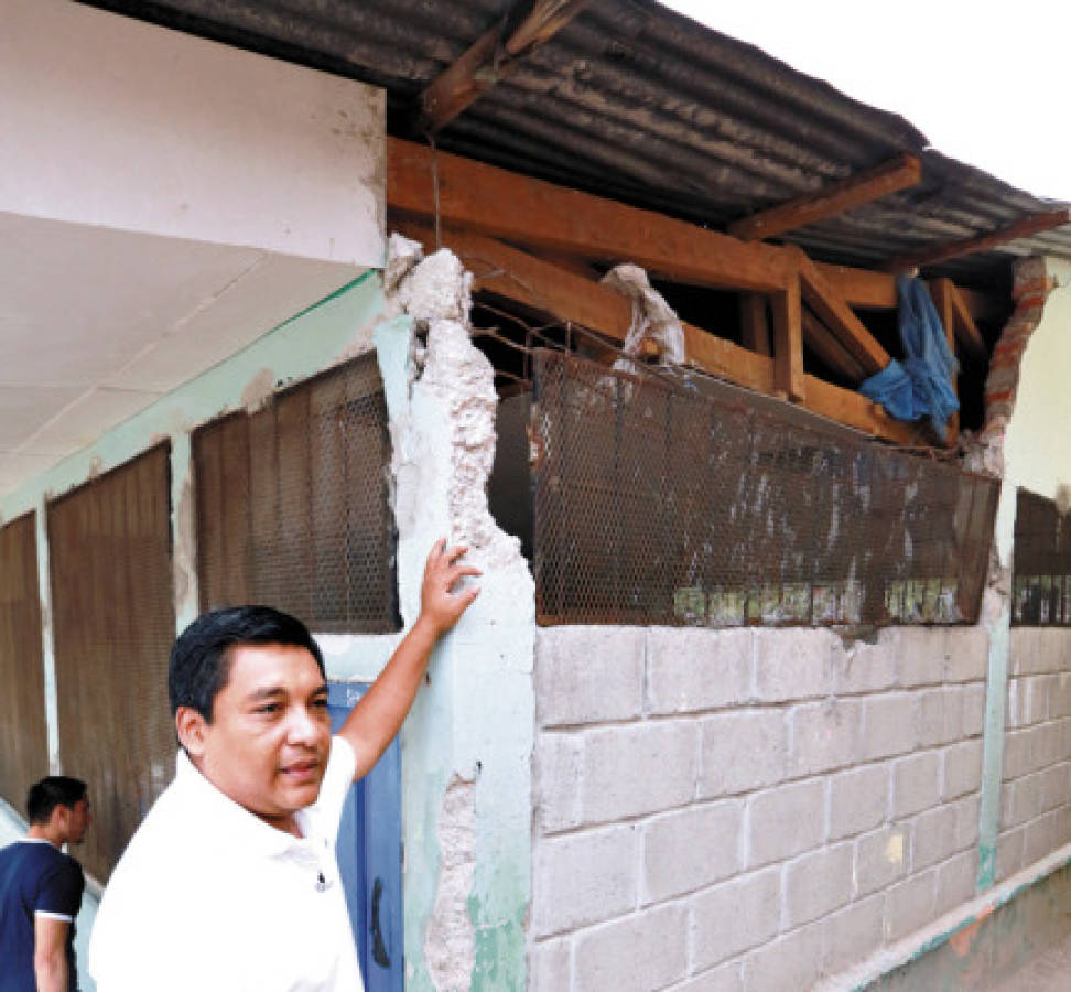 Las escuelas se caen a pedazos