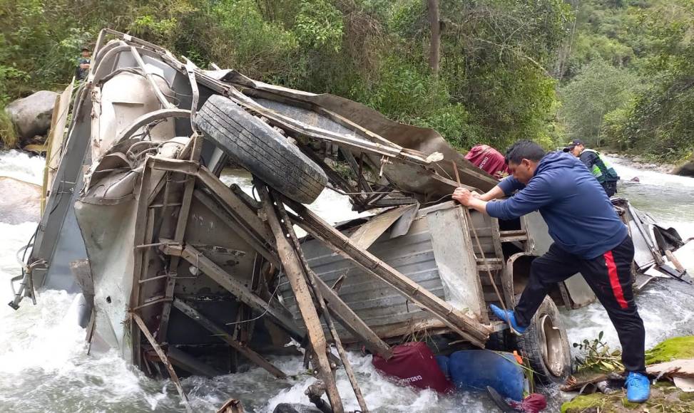 ¡Tragedia! Unos 23 muertos deja caída de un bus a un abismo en Perú