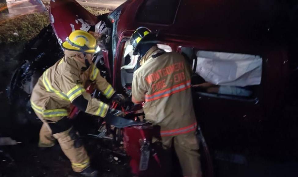 Difícil rescate de conductor atrapado tras accidente frente a Palmerola