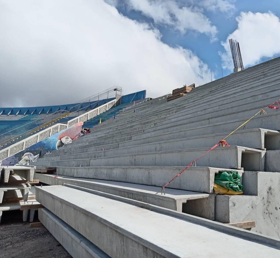 Especialista supervisa novedosa instalación en el estadio Nacional de Tegucigalpa