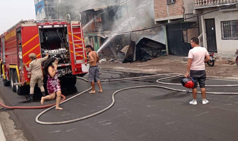 Las imágenes del incendio que consumió tres viviendas en colonia El Progreso