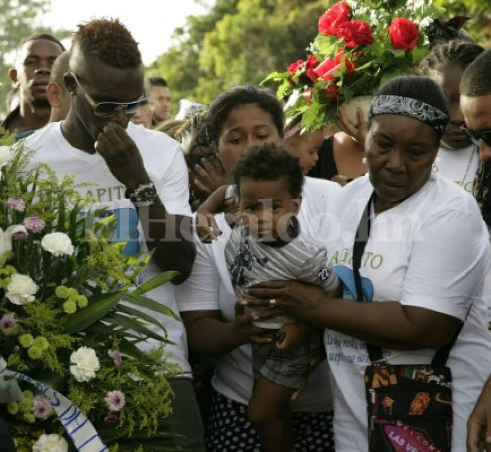 Momentos de dolor en el entierro del hermano de Rubilio Castillo