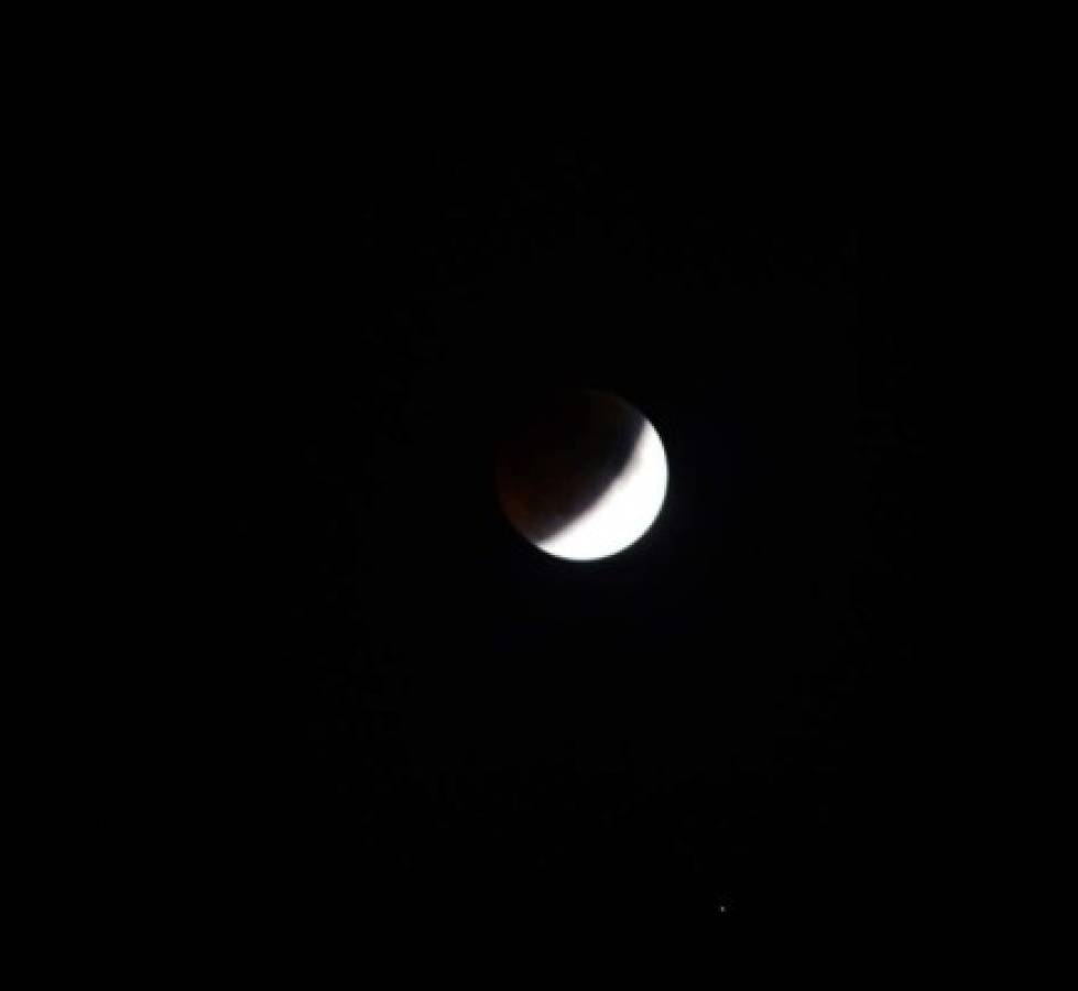 Espectáculo lunar sobre cielo hondureño