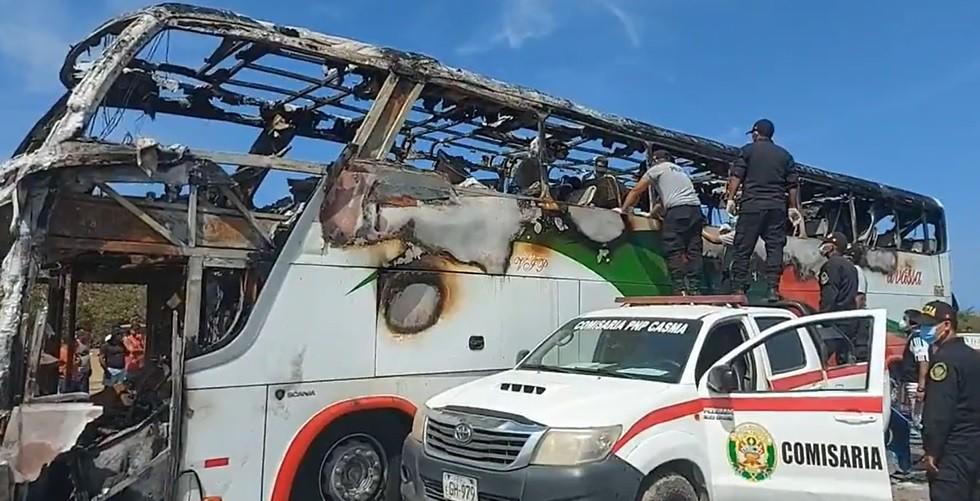 Impactantes imágenes tras choque entre bus y mototaxi en Perú; hay 10 muertos