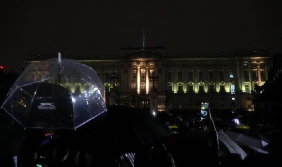 Lágrimas, silencio y el himno “God save the Queen” frente al palacio de Buckingham tras muerte de Isabel II