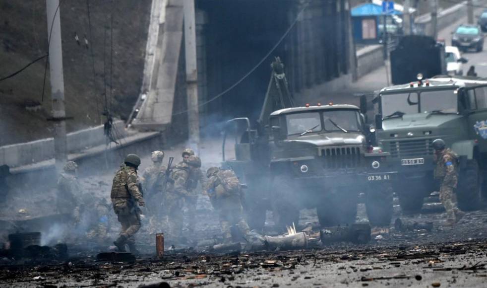 Explosiones, llanto y destrucción: Impactantes imágenes tras combates intensos en Kiev