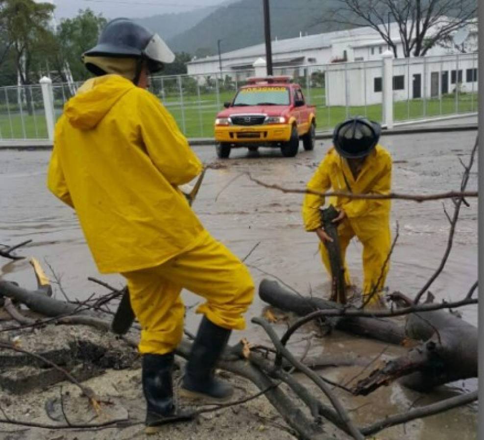 Por fuertes lluvias e inundaciones desalojan a varias familias en norte de Honduras