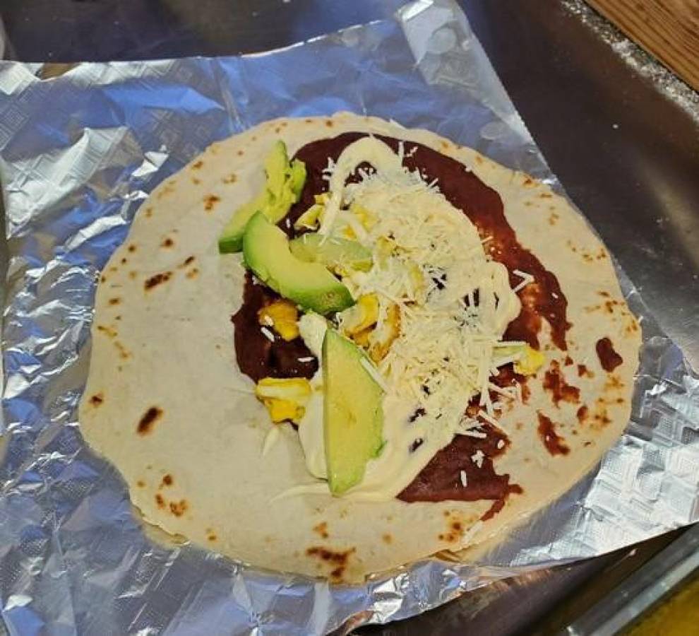 Por supuesto ninguna cocina que sirve comida catracha puede serlo sin la tradicional baleada.