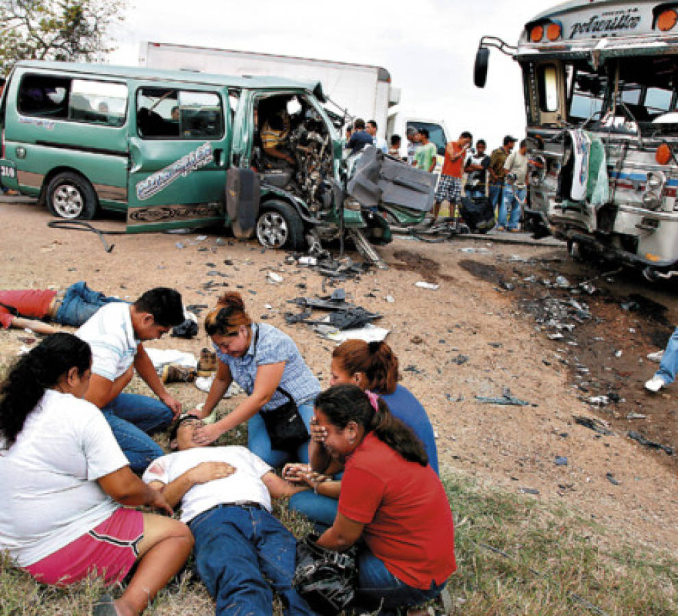 Siete muertos y 13 heridos deja choque entre autobuses en el norte de Honduras