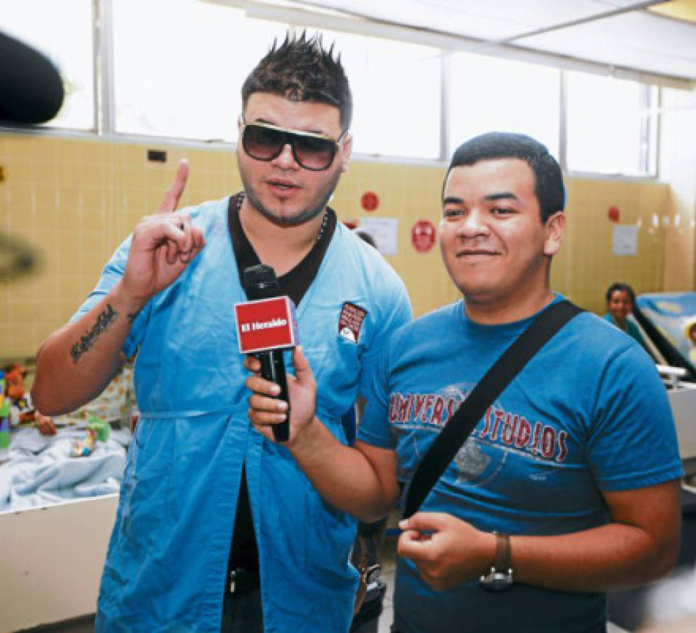 Farruko llevó alegría a los niños con cáncer del Materno Infantil