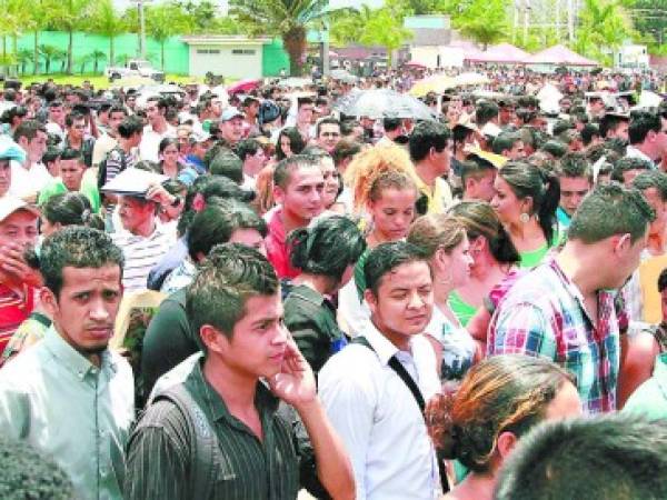 Miles de jóvenes y adultos se volcaron el martes a las instalaciones de Expocentro para obtener trabajo en la Feria del Empleo.