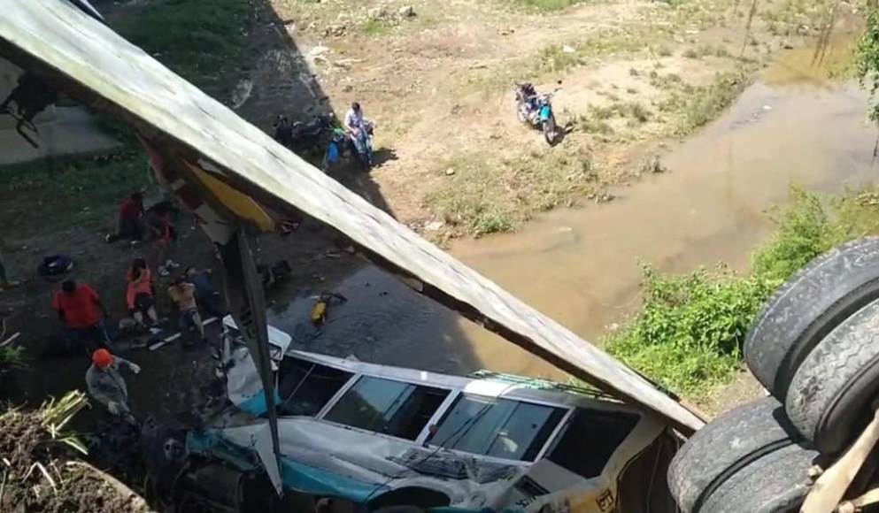 Escena del desastre: imágenes del accidente en El Progreso donde murió un niño y 15 personas resultaron heridas