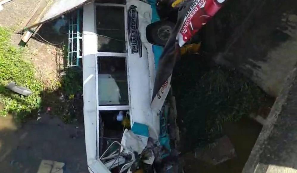 Escena del desastre: imágenes del accidente en El Progreso donde murió un niño y 15 personas resultaron heridas