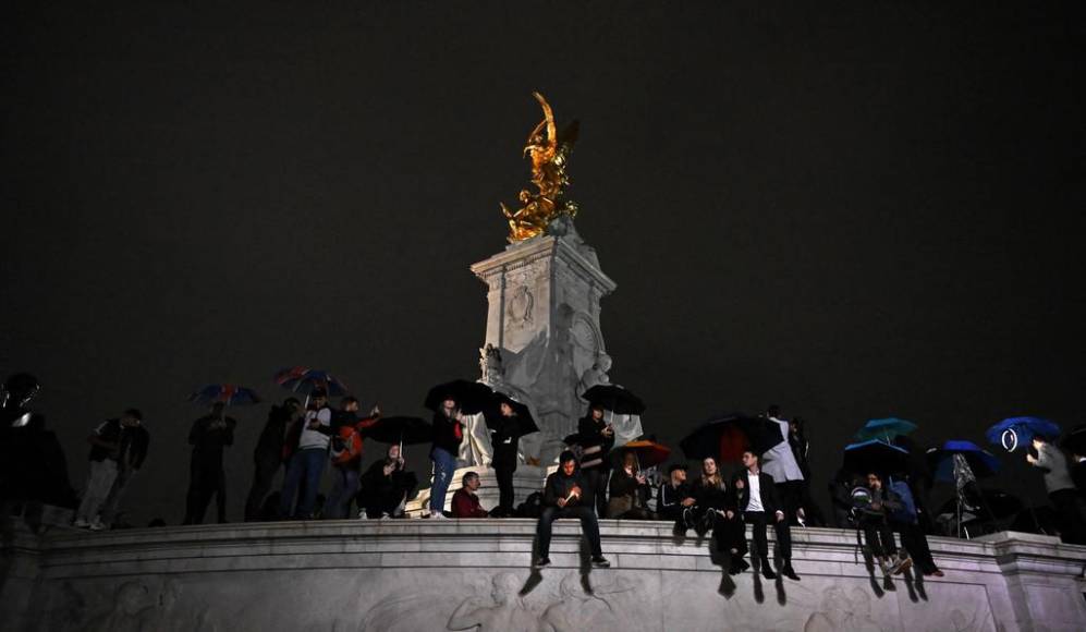 Lágrimas, silencio y el himno “God save the Queen” frente al palacio de Buckingham tras muerte de Isabel II