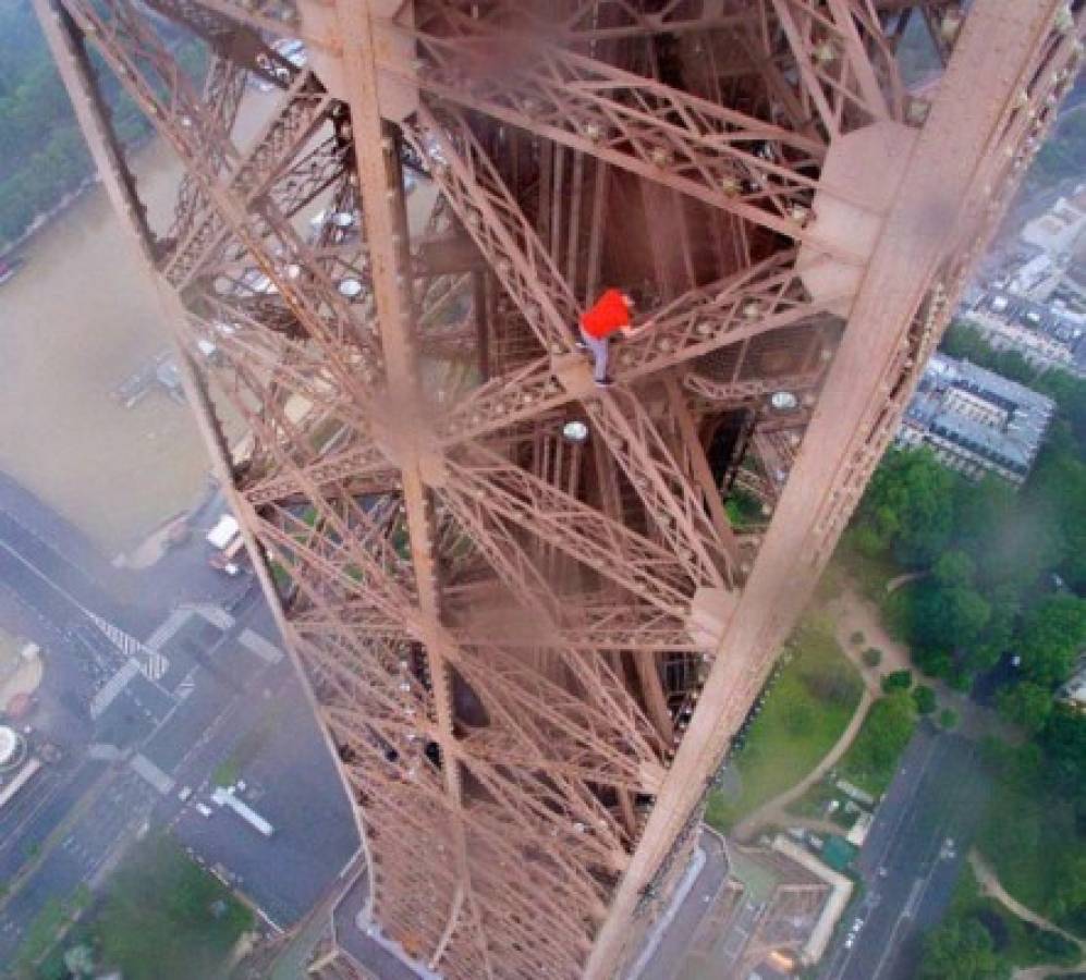 Rusos escalan la torre Eiffel sin protección